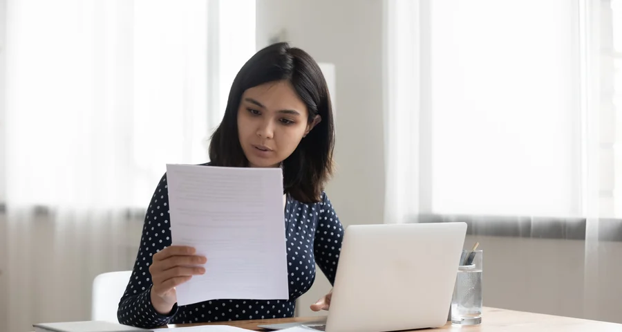 Medewerker bekijkt het screeningsbeleid
