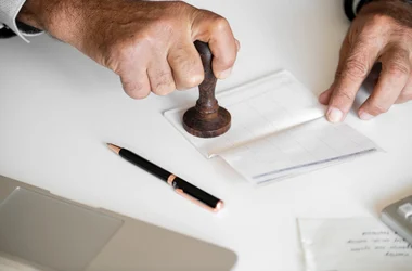 handen bestempelen een document