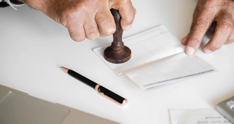 handen bestempelen een document