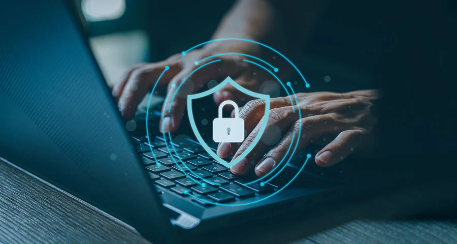 Person som jobbar på datorn med cybersäkerhet