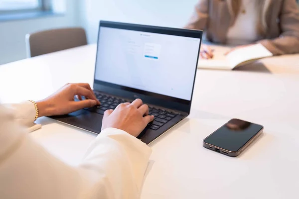 Person genomför en bakgrundskontroll på sin laptop.