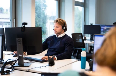 werknemer die screening uitvoert