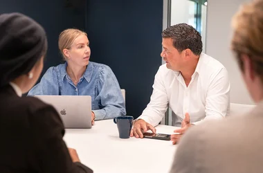 Collega's die een meeting hebben