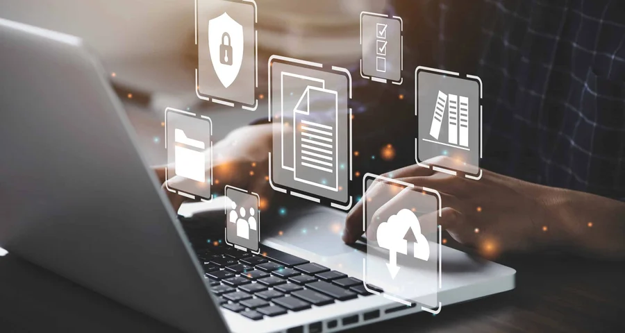 Personal arbetar med informationssäkerhet och cybersäkerhet