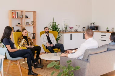 Ett team med fem personer håller möte och diskuterar bakgrundskontroller av arbetskraft från Ukraina.