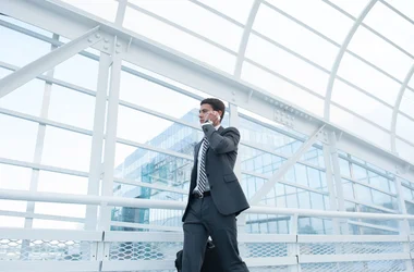 Werknemer onderweg aan de telefoon