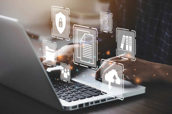 Personal arbetar med informationssäkerhet och cybersäkerhet