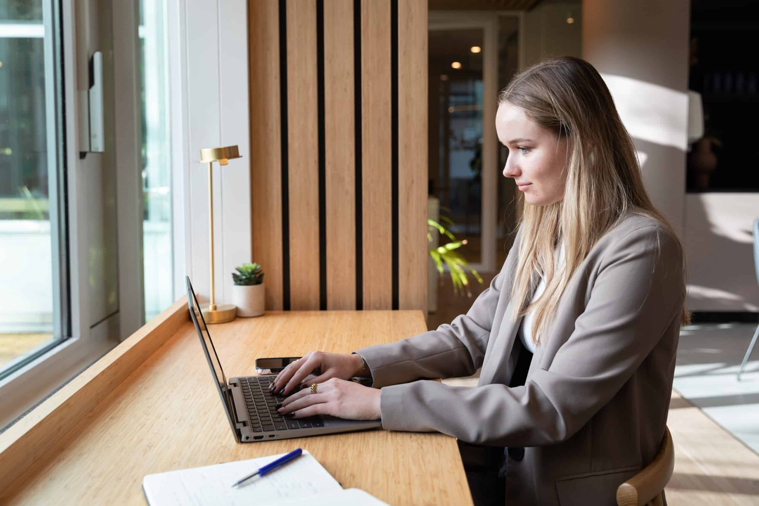 kvinna som arbetar på kontoret på laptop