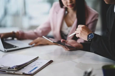 zakenmensen gebruiken een digitale tablet en maken een marketingplanning terwijl ze zitten