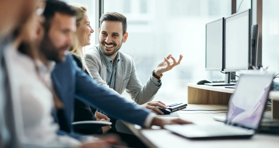 Collega's achter een computer