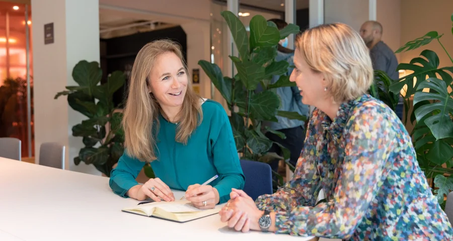 Zwei Frauen sprechen über In-Employment Screening