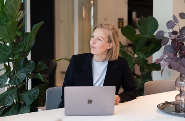 DISA-kollega bakom en laptop